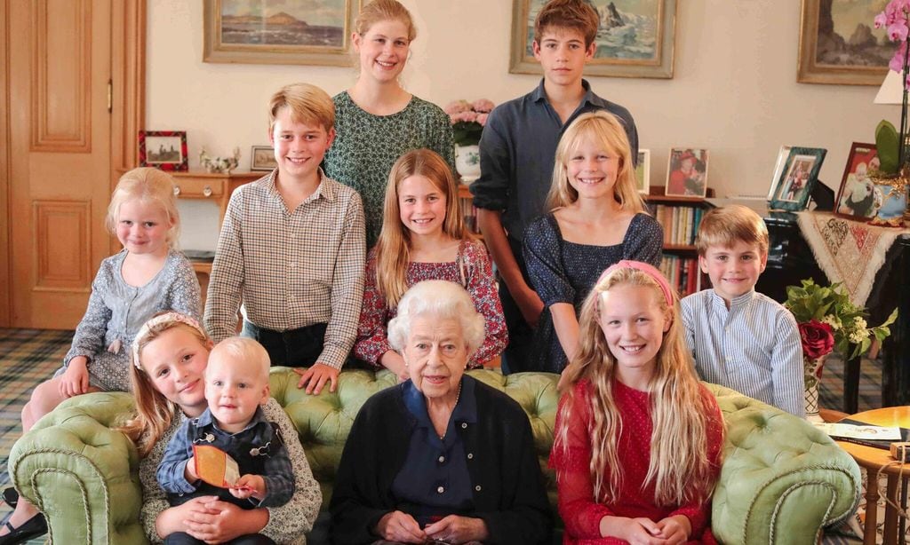 Hola 4109 Reina Isabel II con sus nietos