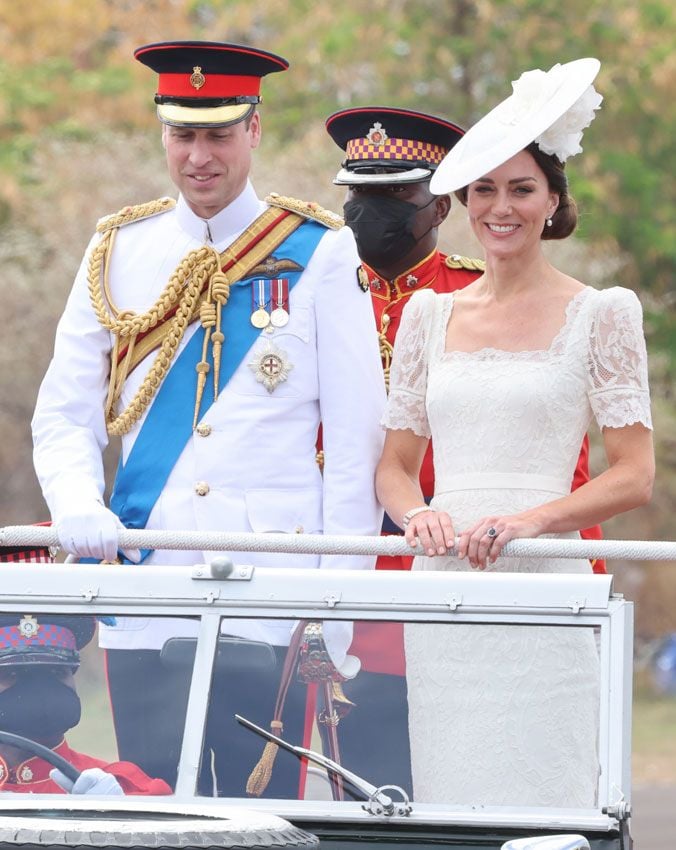 Kate Middleton copia un look que Isabel II llevó hace 65 años