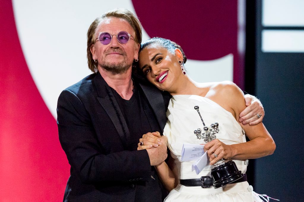 Penélope Cruz recogiendo el Premio Donostia en 2019 de manos de Bono, líder de U2