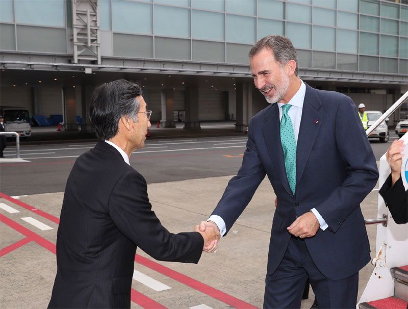 Los reyes Felipe y Letizia llegan a Japón para la entronización de Naruhito