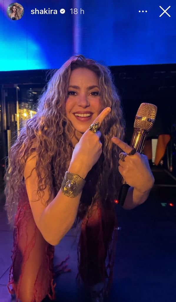 Shakira subió al escenario con el anillo de loba