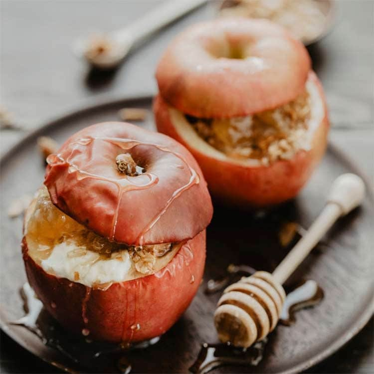 Manzanas asadas con queso batido y avellanas