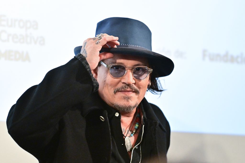  En enero, el actor Johnny Depp también advirtió a sus seguidores sobre los impostores