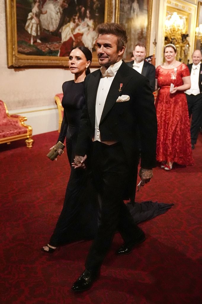 La diseñadora inglesa, Victoria Beckham y el exjugador de fútbol  David Beckham llegando al Banquete Estatal en el palacio de Buckingham en Londres. 