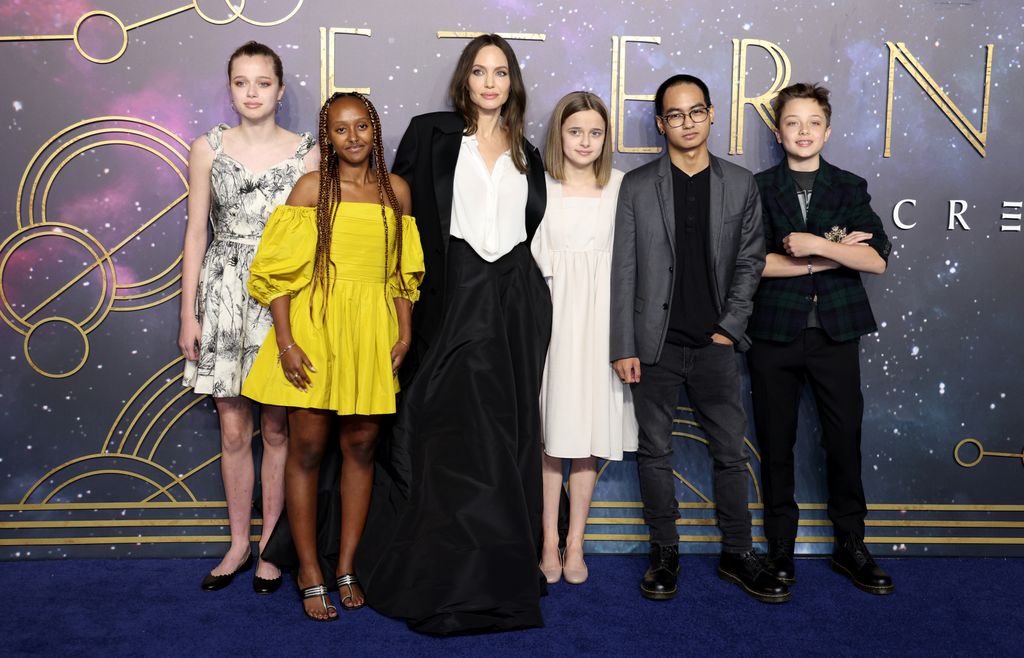 (De izq. a der.) Shiloh Jolie-Pitt, Zahara Jolie-Pitt, Angelina Jolie, Vivienne Jolie-Pitt, Maddox Jolie-Pitt y Knox Jolie-Pitt en la premier 'Eternals' en el BFI IMAX Waterloo en octubre de 2021 en Londres