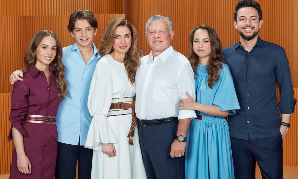 their majesties king abdullah ii and queen rania and their royal highnesses crown prince al hussein prince hashem princess iman and princess salma in this end of year greeting photo 