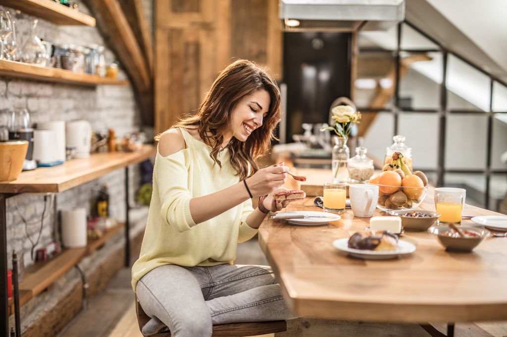 mujer preparando el desayuno en la cocina