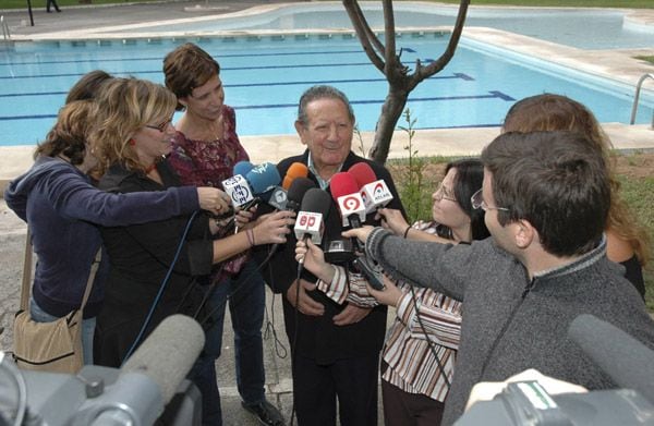 En octubre de 2005 una feliz noticia hizo que el abuelo de doña Letizia saliera de su casa en Alicante y se encontrara con una nube de micrófonos. Jovial, cercano y simpático, el abuelo de la Reina siempre tenía una palabra amable y no dudó en comentar lo feliz que les hizo el nacimiento de su bisnieta Leonor
