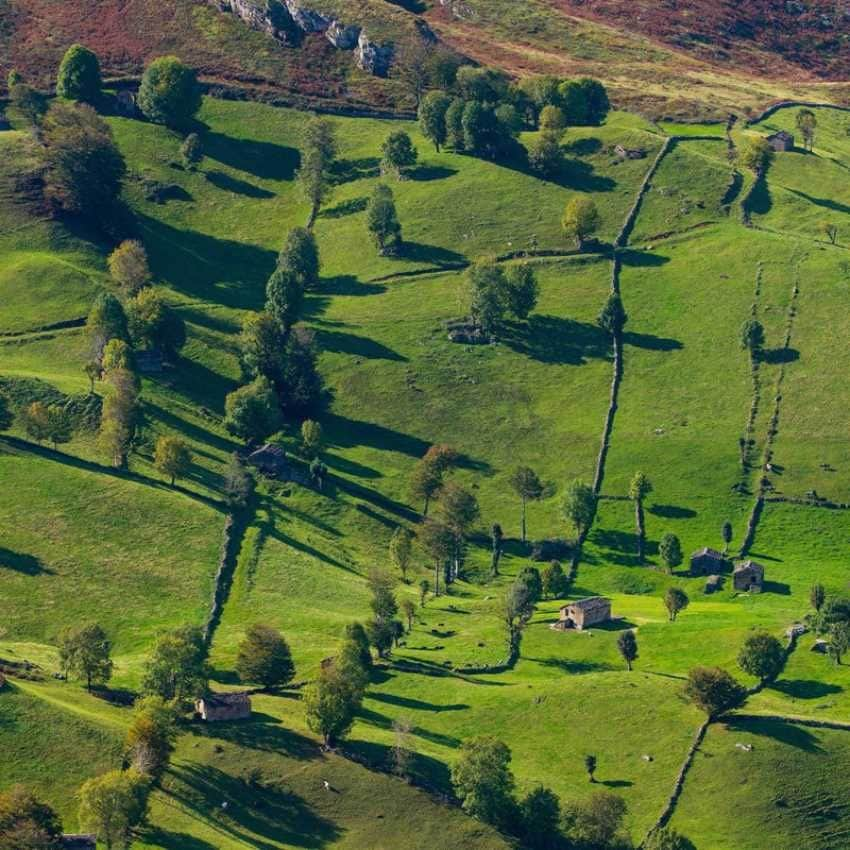 Paisaje rural en los valles Pasiegos de Cantabria.