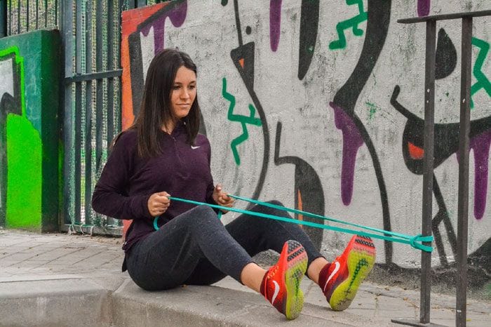 mujer haciendo ejercicio con bandas elásticas