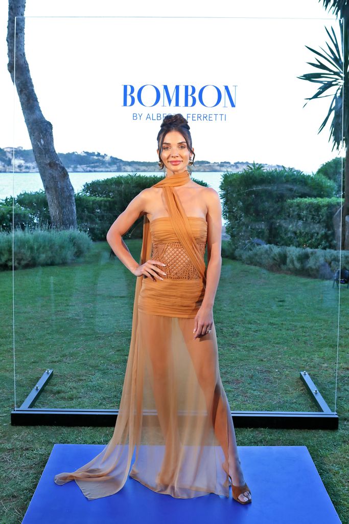 Amy Jackson en el evento de Alberta Ferretti