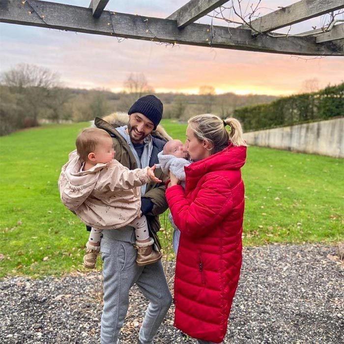 Tom Parker, vocalista de la banda The Wanted, con su mujer y sus dos hijos