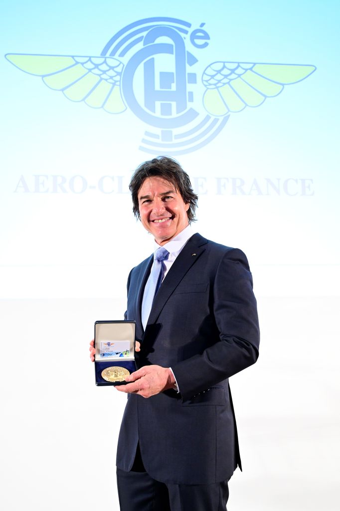 Tom Cruise recibiendo la Gran Medalla del Aero-Club de Francia