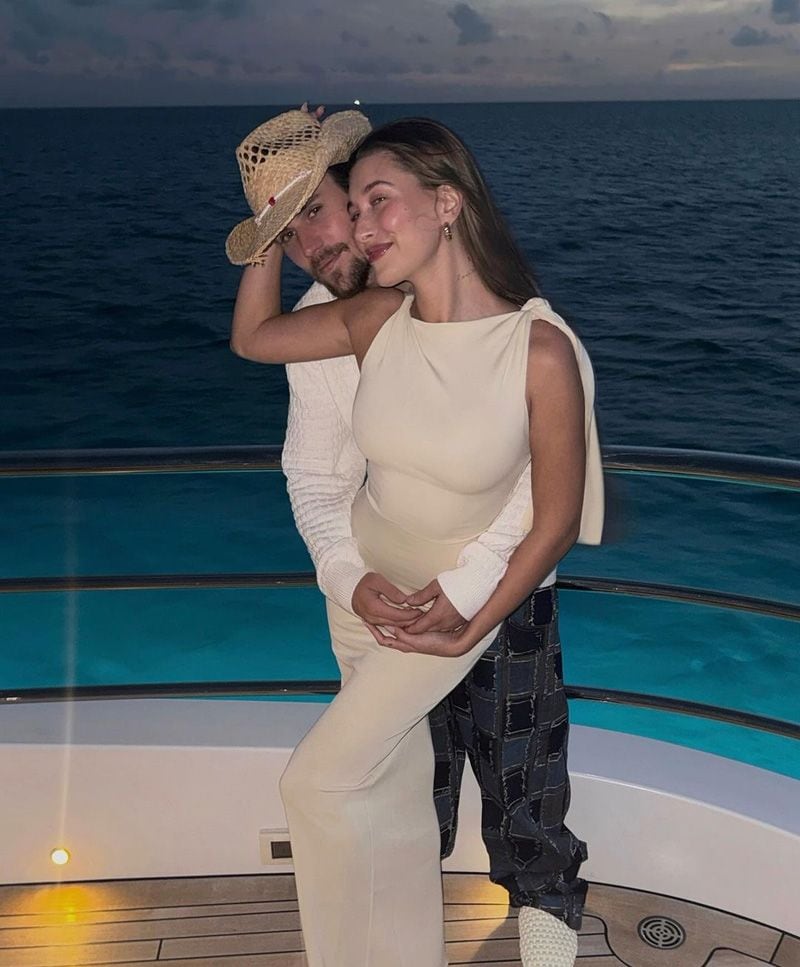 ¿Será niño o niña? Analizamos las pistas que ha dejado Hailey Bieber sobre su bebé 