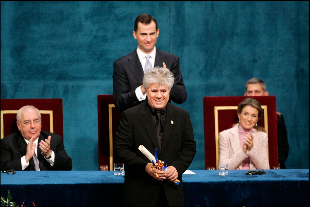 Almodóvar con el Premio Príncipe de Asturias en el Teatro Campoamor de Oviedo