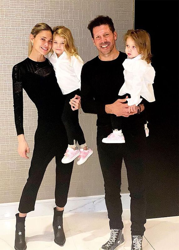 Carla Pereyra y Simeone con sus hijas