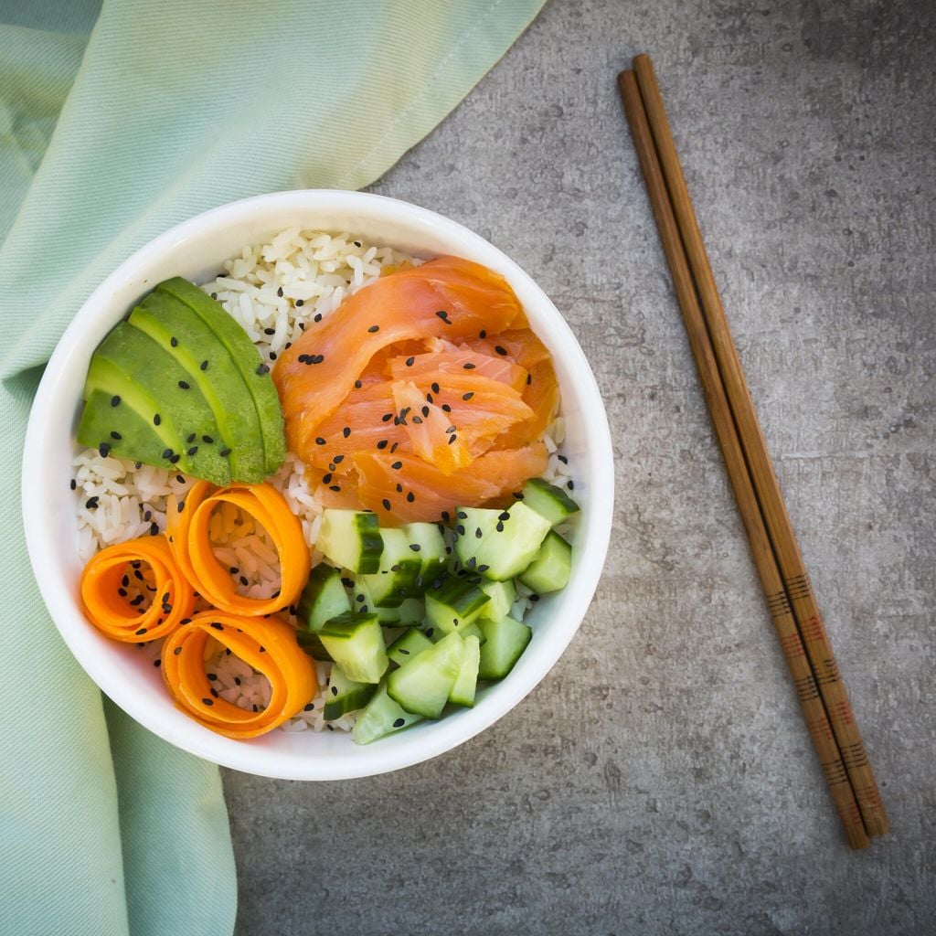 Ensalada de salmón con zanahoria, arroz y pepino