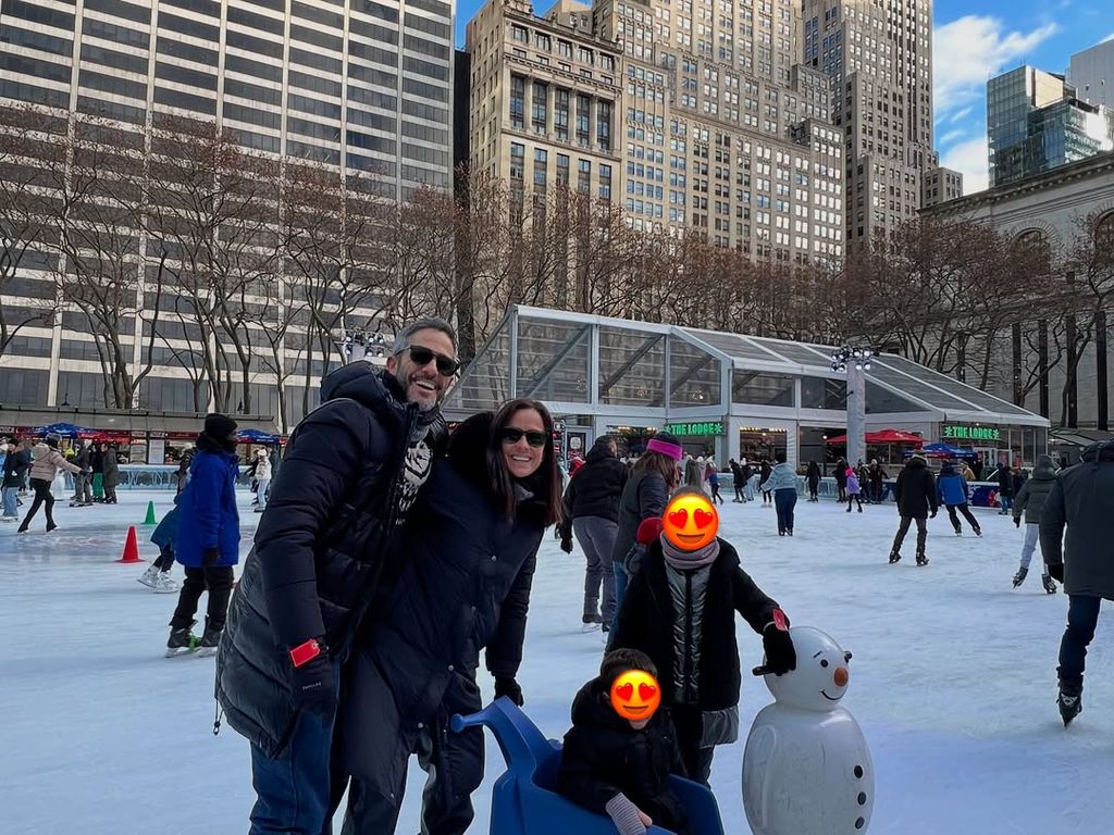 Roberto Leal y su familia en una pista de hielo