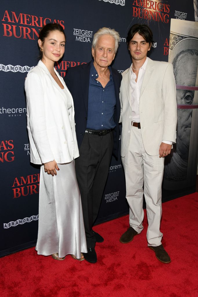 Michael Douglas con sus hijos Dylan y Carys en la premiere de 'America's Burning' en Nueva York el 10 de julio de 2024 