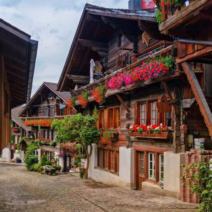 calle en el pueblo de brienz berna suiza