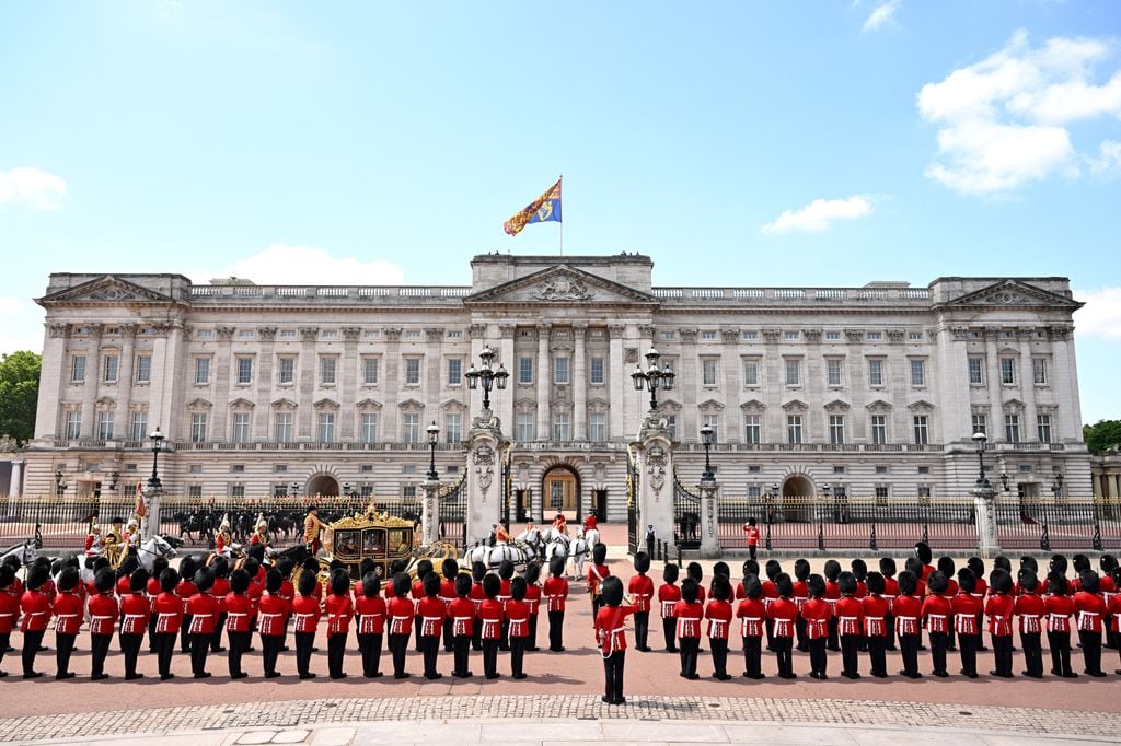 El Palacio de Buckingham en el momento de la salida de los reyes Carlos y Camilla de camino al parlamento