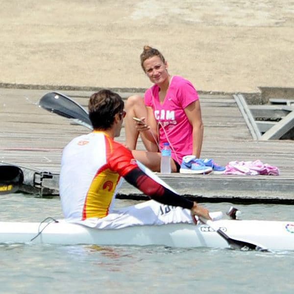 La doble medallista olímpica, que ya ha superado sus problemas en los hombros, aprovechó su escapada a Sevilla para hacer algo de bici mientras animaba a su chico en los entrenamientos por el río Guadalquivir
