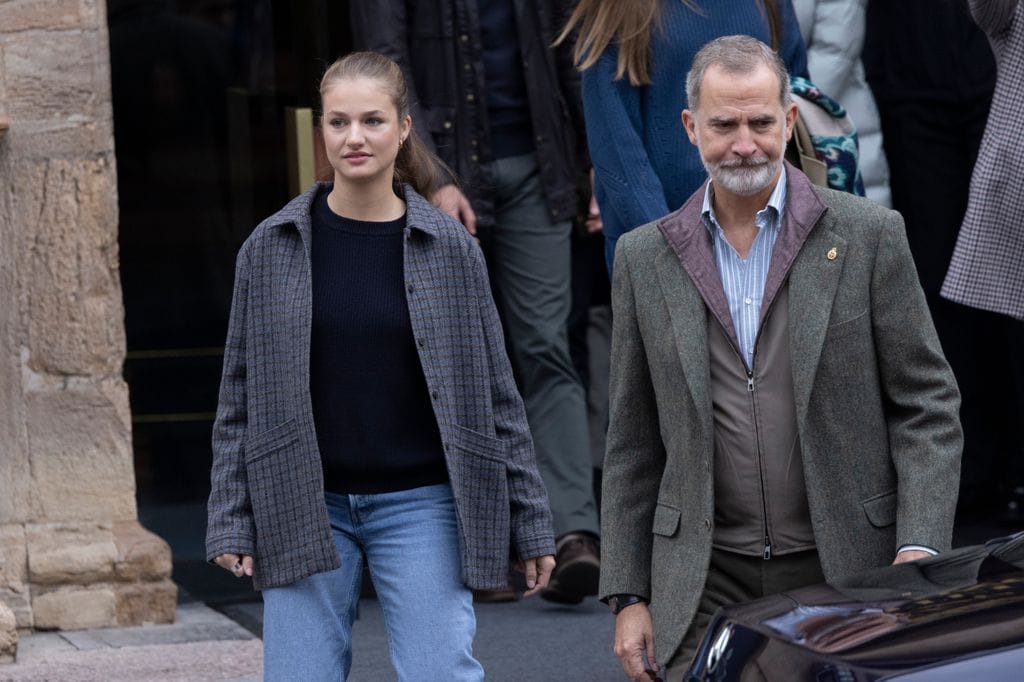 La Princesa Leonor y el rey Felipe VI salen del Hotel Reconquista de Oviedo camino al pueblo ejemplar, a 26 de octubre de 2024, en Oviedo (Asturias, EspaÃ±a).  JosÃ© Ruiz / Europa Press FAMILIA REAL;HOTEL RECONQUISTA;PUEBLO EJEMPLAR;26 OCTUBRE 2024 26/10/2024