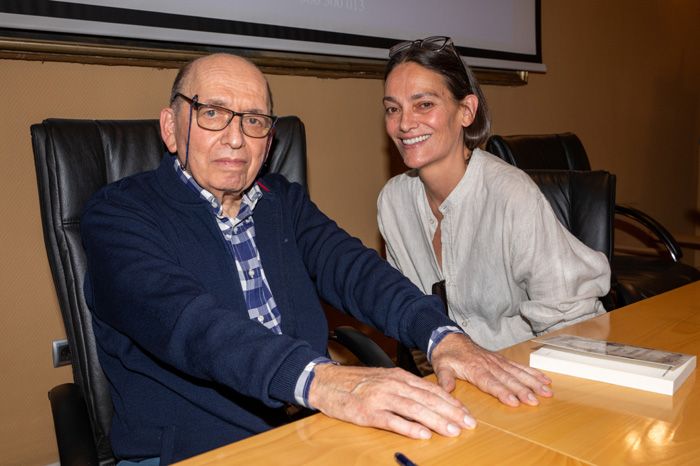 Laura Ponte con su padre en la presentación del libro