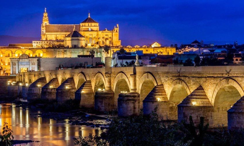 panoramica nocturna de la ciudad de cordoba