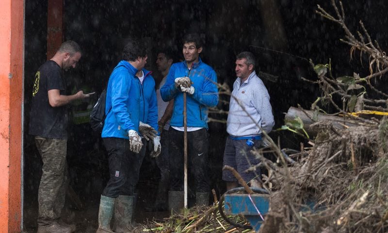 Rafa Nadal, un voluntario más en las labores de limpieza tras las inundaciones en Mallorca, 2018