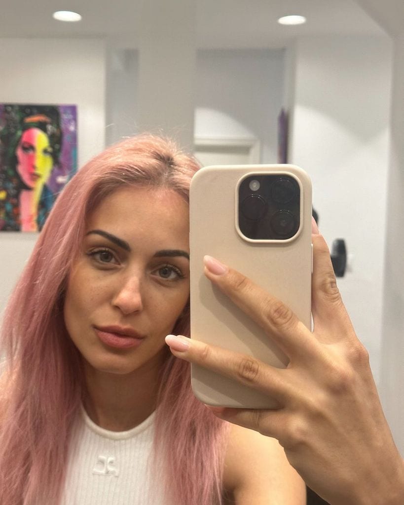 Hiba Abouk con el pelo rosa