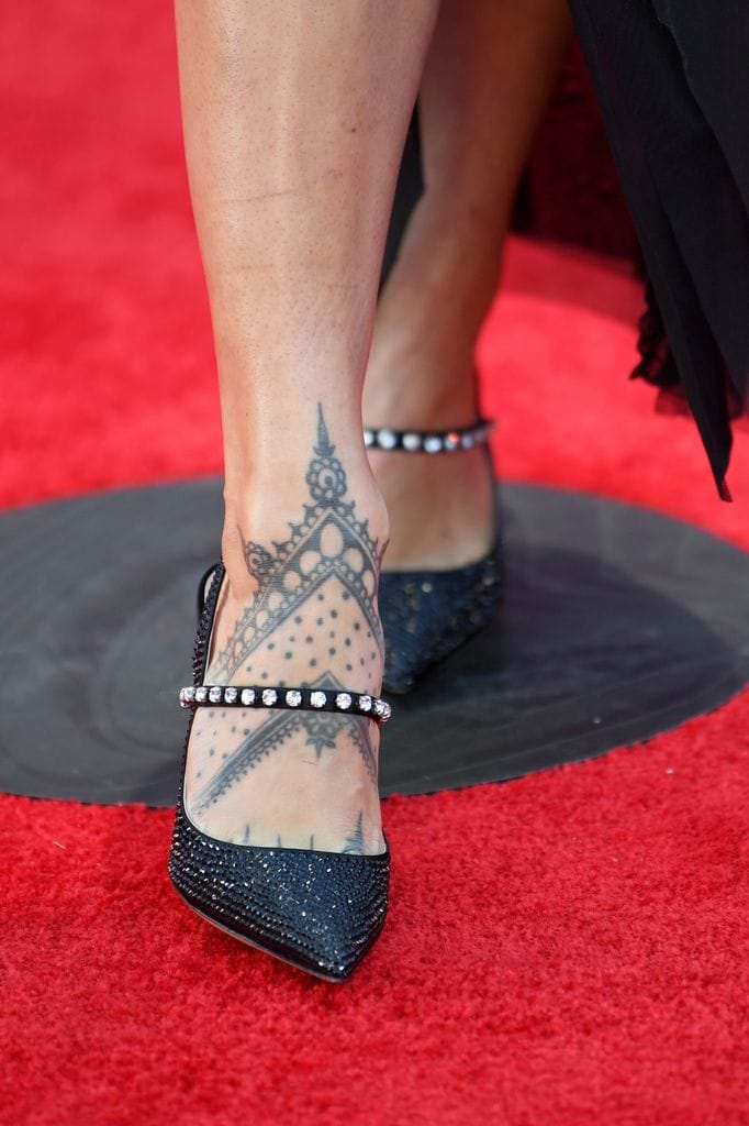 Rosalía en los Latin Grammy 2022: detalle tatuaje mandala en el empeine