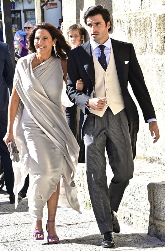 Carlos Sainz Jr. y su madre en la boda de Blanca Sainz