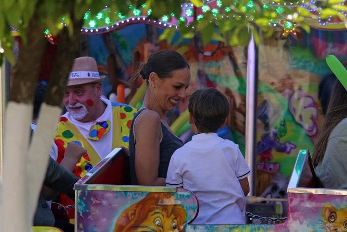 Eva González en la feria de Mairena del Alcor con su hijo