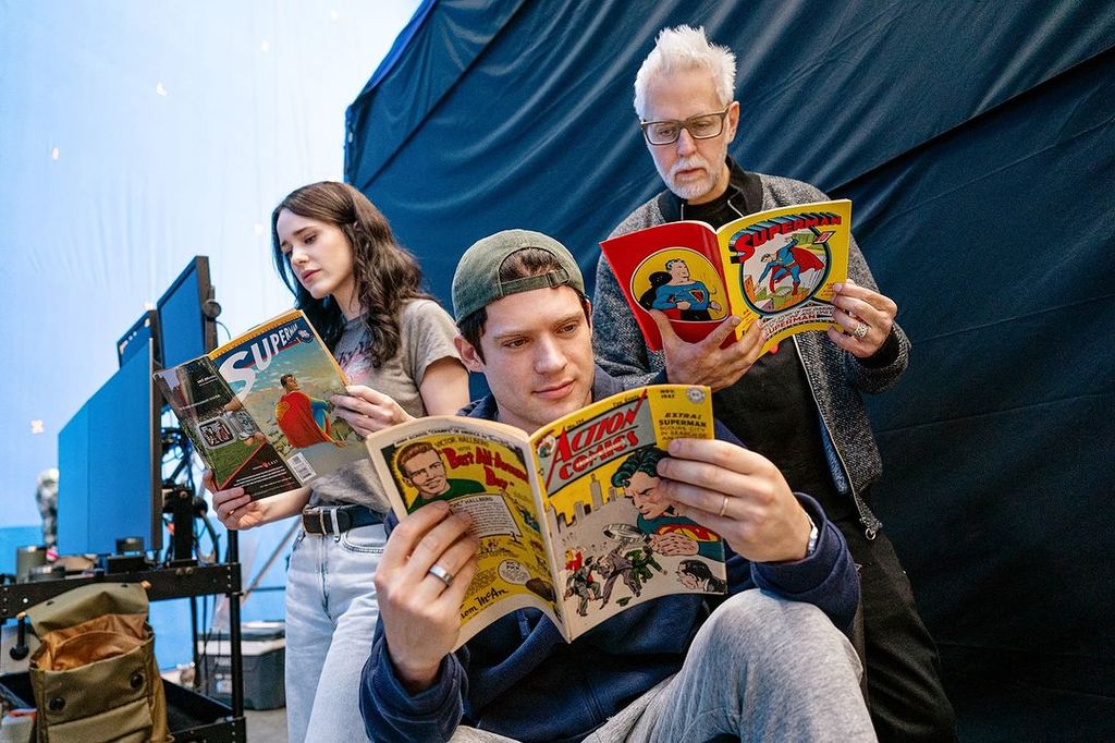 Rachel Brosnahan, David Corenswet y James Gunn leyendo comics de Superman