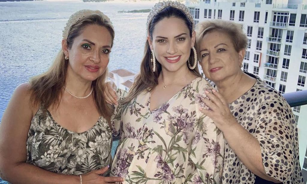 Michelle Galván con su mamá y su abuela