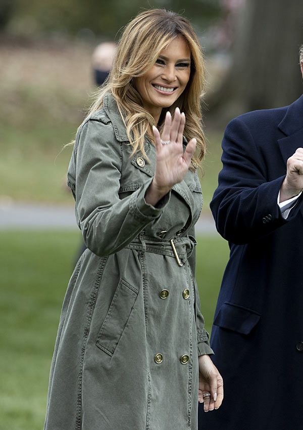 Melania Trump con gabardina verde