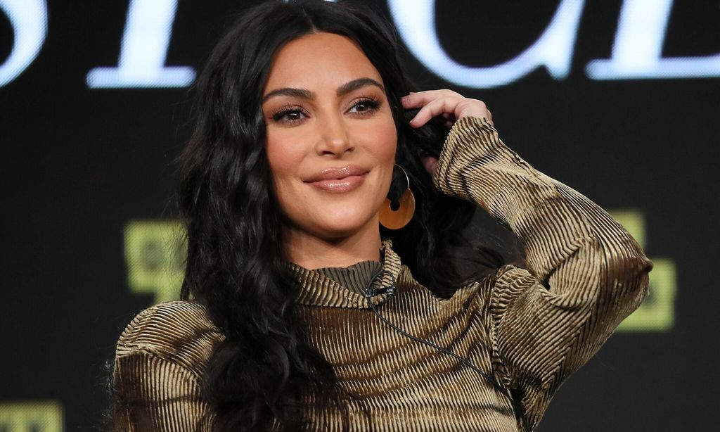 kim kardashian con cabello suelto ondas y raya en el medio