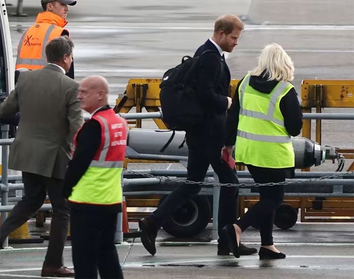 Príncipe Harry abandonando Balmoral 12 horas después de la muerte de su abuela