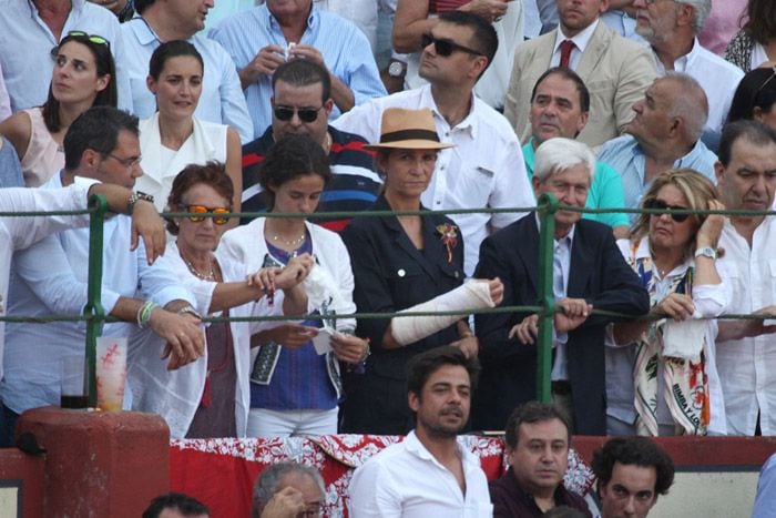 La infanta Elena con su hija, Victoria de Marichalar, en el homenaje a Víctor Barrio que tuvo lugar este domingo en Valladolid. En la imagen, con blusa blanca sin mangas y el pelo recogido en una coleta se encuentra Raquel Sanz, la viuda del torero
