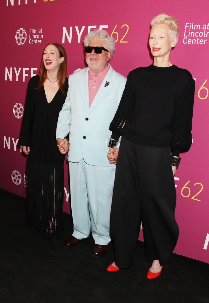 Pedro Almodovar con las actricesJulianne Moore y Tilda Swinton en el estreno de 'La habitación de al lado', en Nueva York  