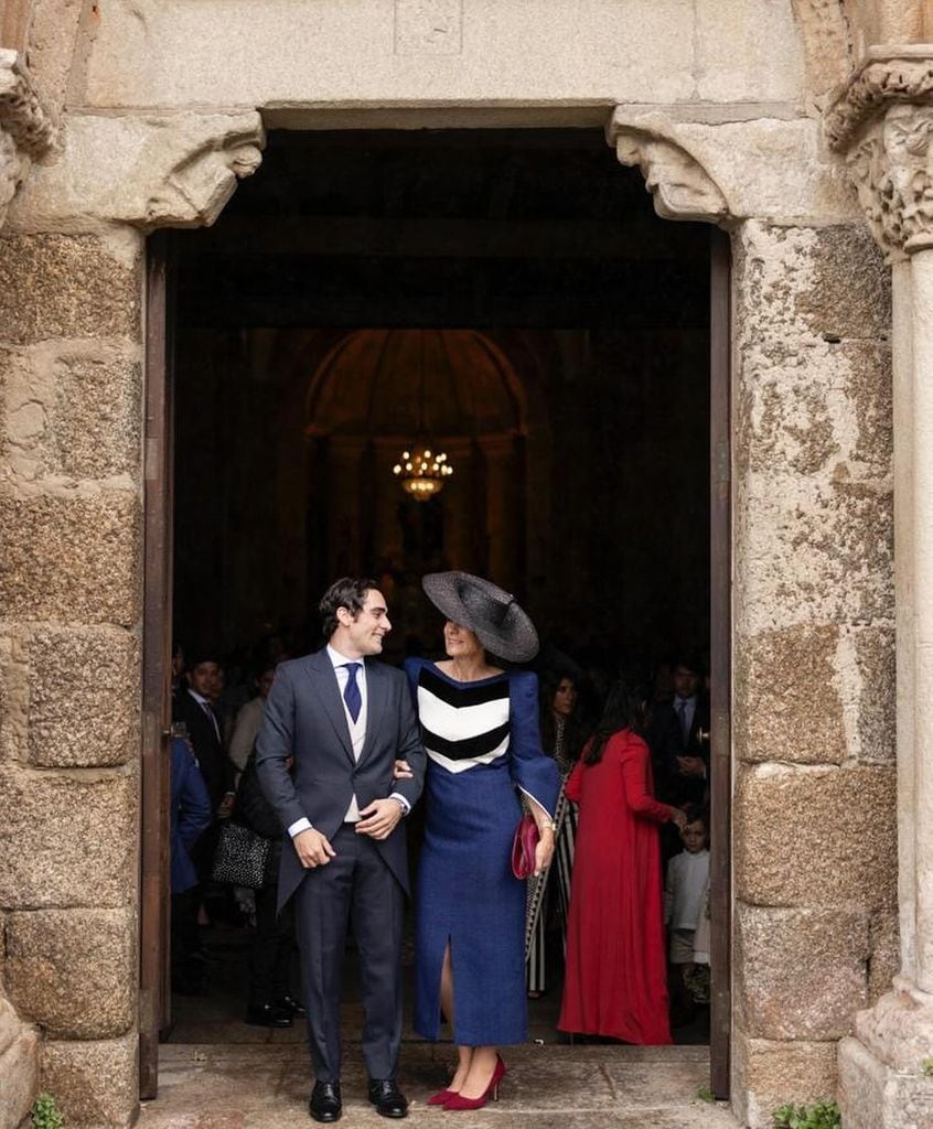 Madrinas y madres de la novia con vestido midi