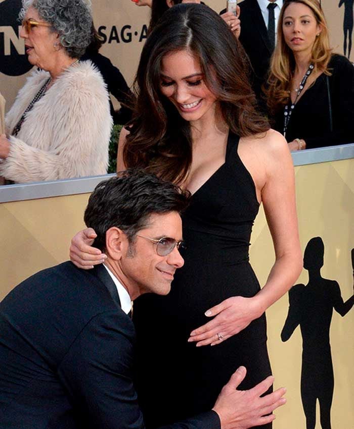 John Stamos y su mujer posan meses antes de dar a luz