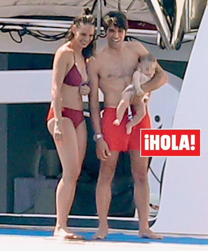 Fotografías exclusivas en ¡HOLA!: Eva y Cayetano navegan por el Mediterráneo junto a su hijo