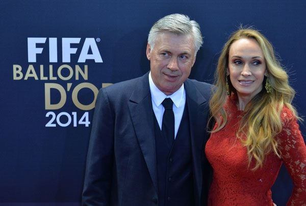 Carlo Ancelotti, que optaba al premio al mejor entrenador del año, junto a su esposa
