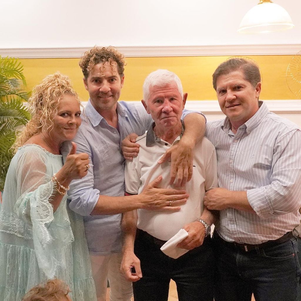 José María Bisbal, hermano de David Bisbal, con sus hermanos y sus padres