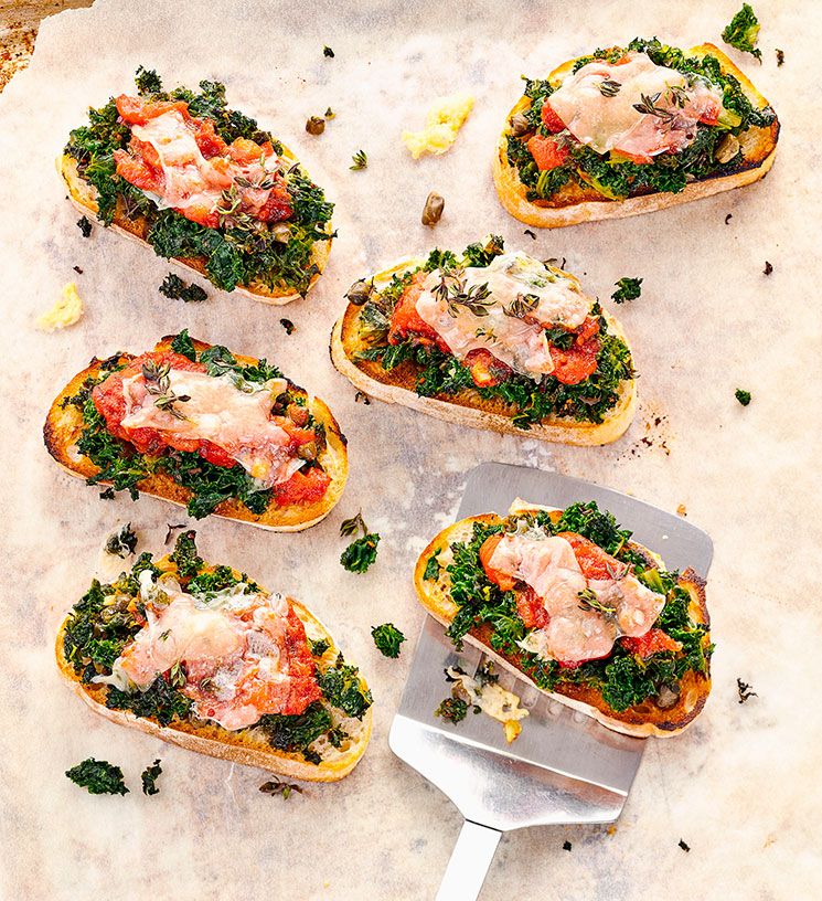 'Crostini' con kale, tomate y pavo