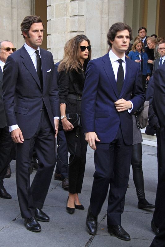 Javier, hijo de Alfonso Martínez de Irujo, junto a su esposa Ines Domecq y su primo Fernando, hijo del duque de Huéscar, durante el cortejo fúnebre