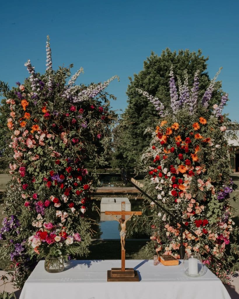 Decoración de bodas América Latina altar multicolor