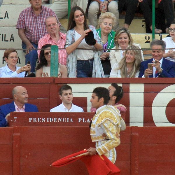 Cayetano le brindó su segundo toro y Eva se lo agradeció lanzándole un beso y besando su montera
